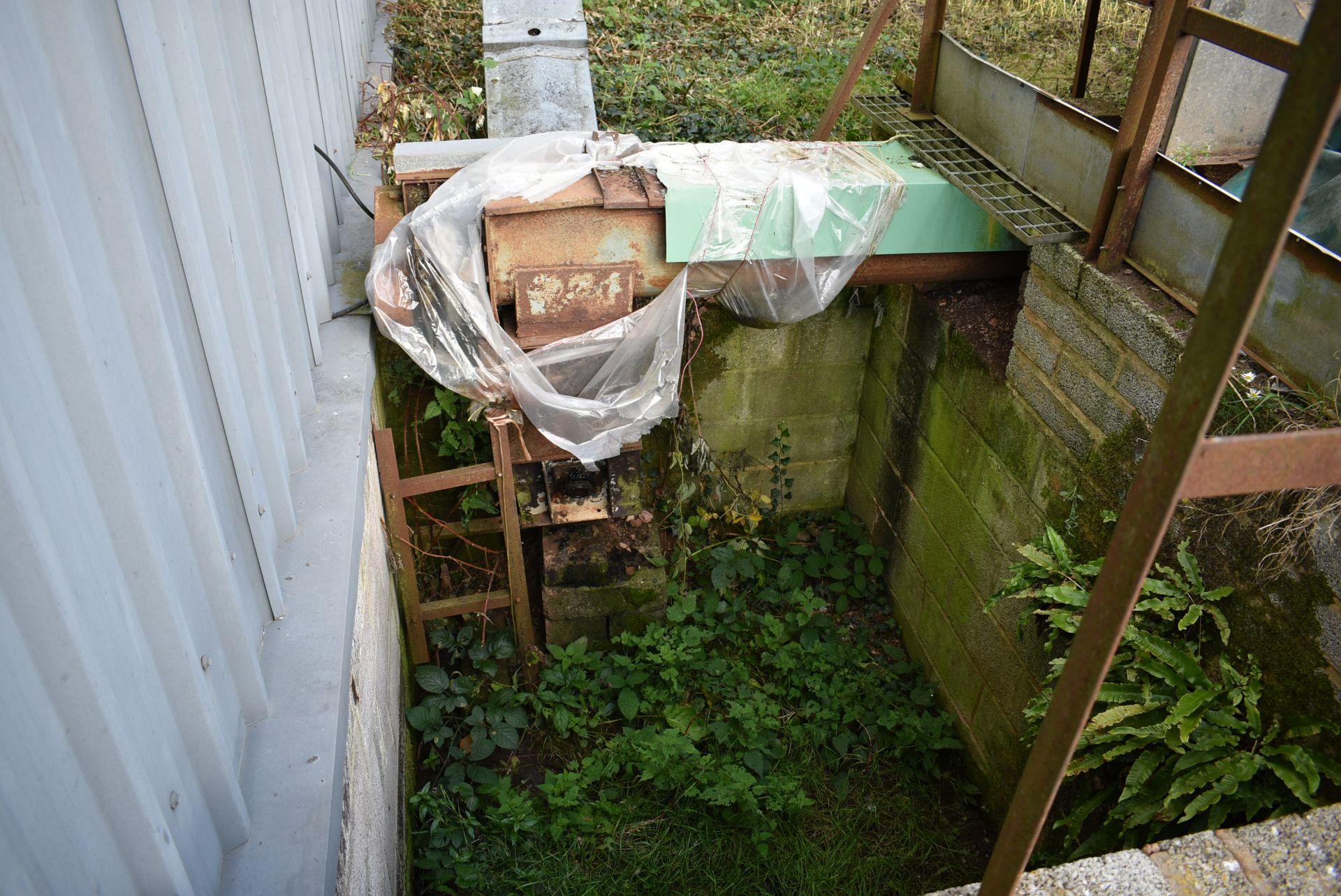 Steel Intake Hopper, approx. 2.8m x 1.8m x 1m deep, fitted with approx. 300mm dia. taper screw - Image 3 of 8