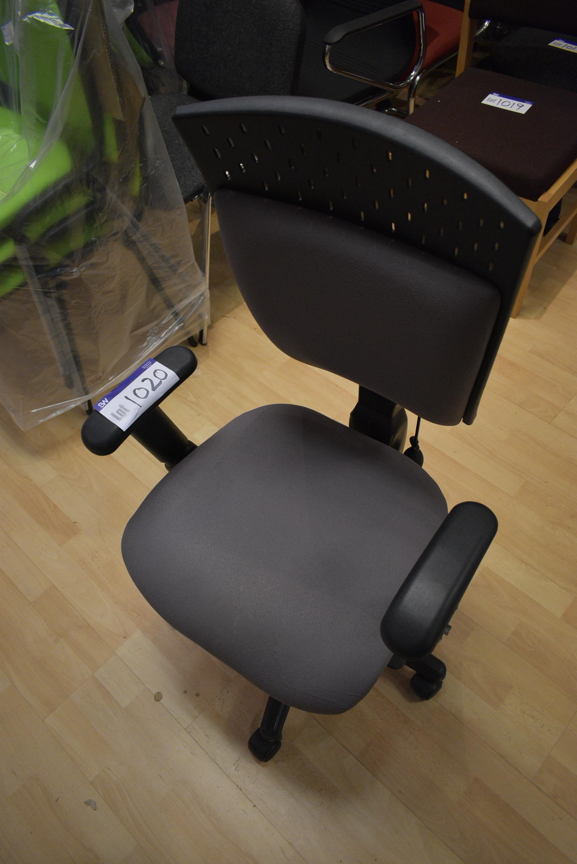 Swivel Armchair (note this lot is subject to vat o