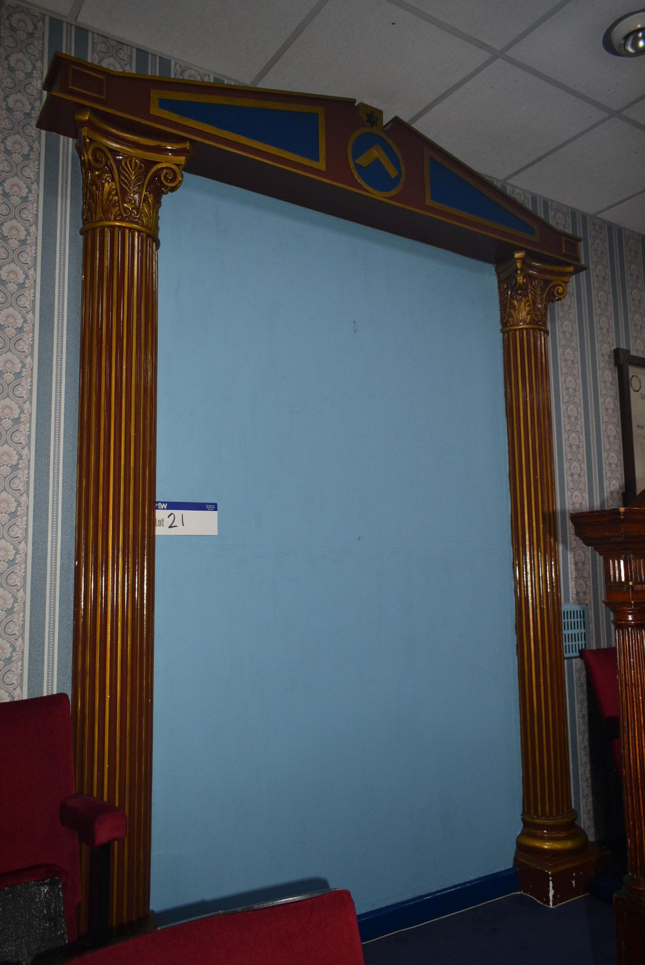 Decorative Arch, approx. 2m x 2.8m high (note – purchaser responsible for dismantling)Please read - Image 2 of 2