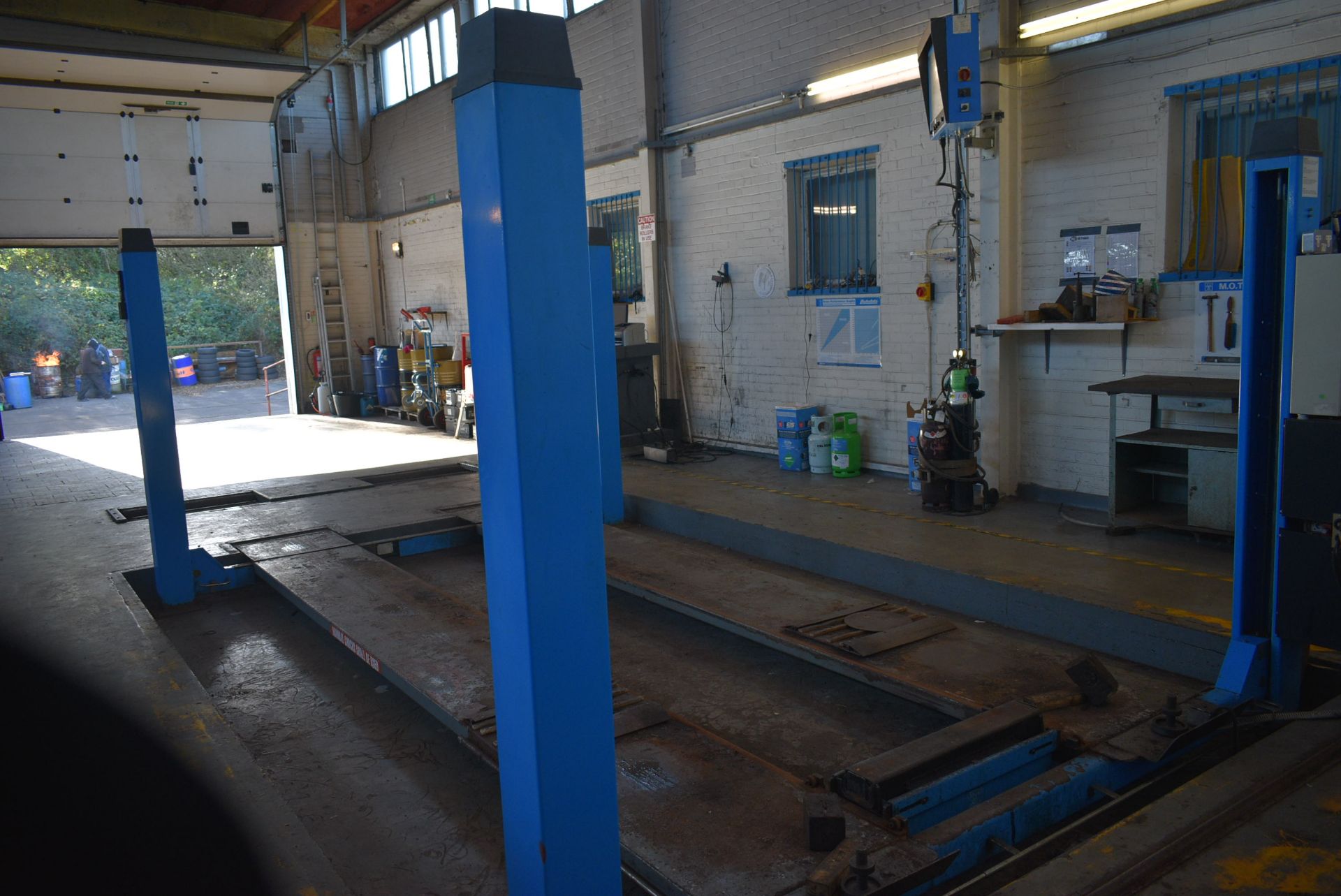 Hofmann 450N 4000kg cap. FOUR POST VEHICLE LIFT, serial no. A102053, year of manufacture 2002 ( - Image 2 of 8