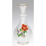 Meissen-Vase, Kalebassenform, Bunte Blume 2 mit Goldrändern, 2 Schleifstriche, H. 18 cm