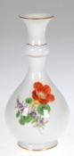 Meissen-Vase, Kalebassenform, Bunte Blume 2 mit Goldrändern, 2 Schleifstriche, H. 18 cm