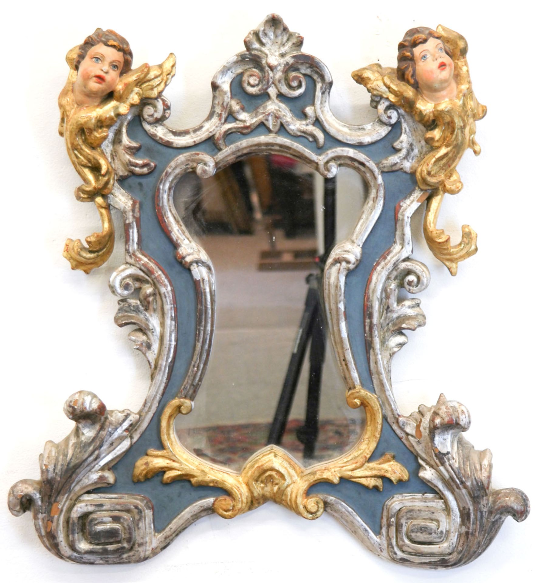 Spiegel im Barockstil, Holz/Stuck, gefaßt und bemalt, geschweifte Form mit beidseitigen Putten, 63x