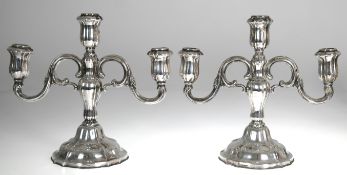 Paar Kerzenleuchter, 3-flammig, 830er Silber, Schweden, zus. ca. 1320 g,  vertikal gerippt, Rundfuß