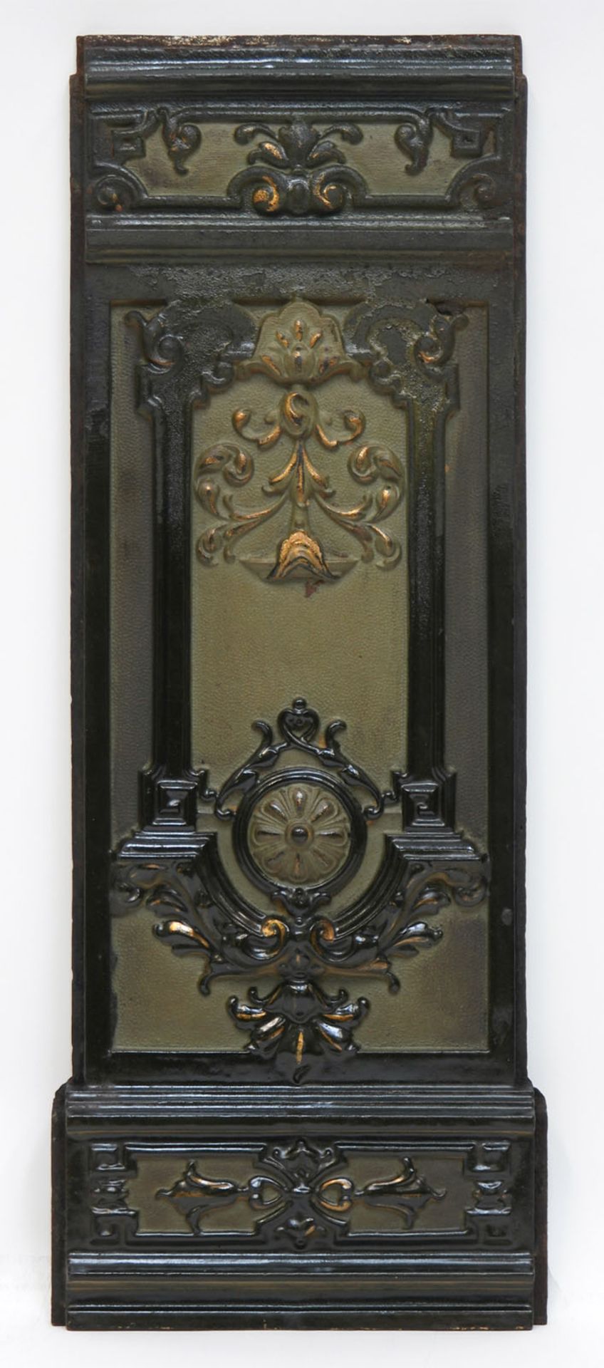 Ofenplatte, Gußeisen, mit Ornamenten in grün, H. 56 cm, B. 20 cm