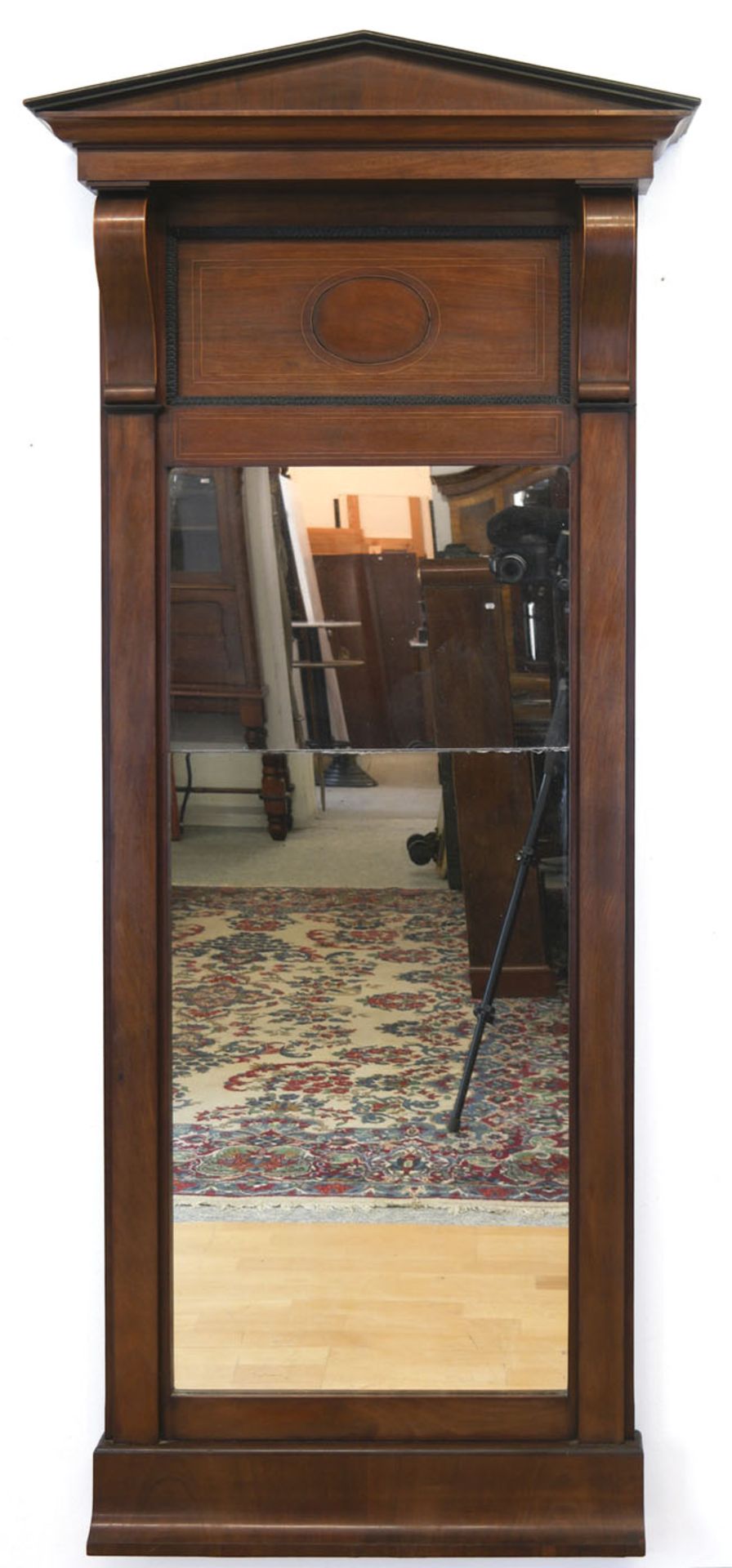 Biedermeier-Spiegel, Mahagoni furniert, geteiltes Spiegelglas, Giebelfeld mit seitlichen Voluten, S