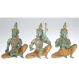 3 Muszierende Tempelfiguren, Thailand, Weißmetallguß, grün und goldfarben patiniert, H. 14 cm