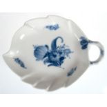 Blattschale, Royal Copenhagen, Blaue Blume, Nr. 8001, reliefierter Flechtrand, 18,5x14 cm