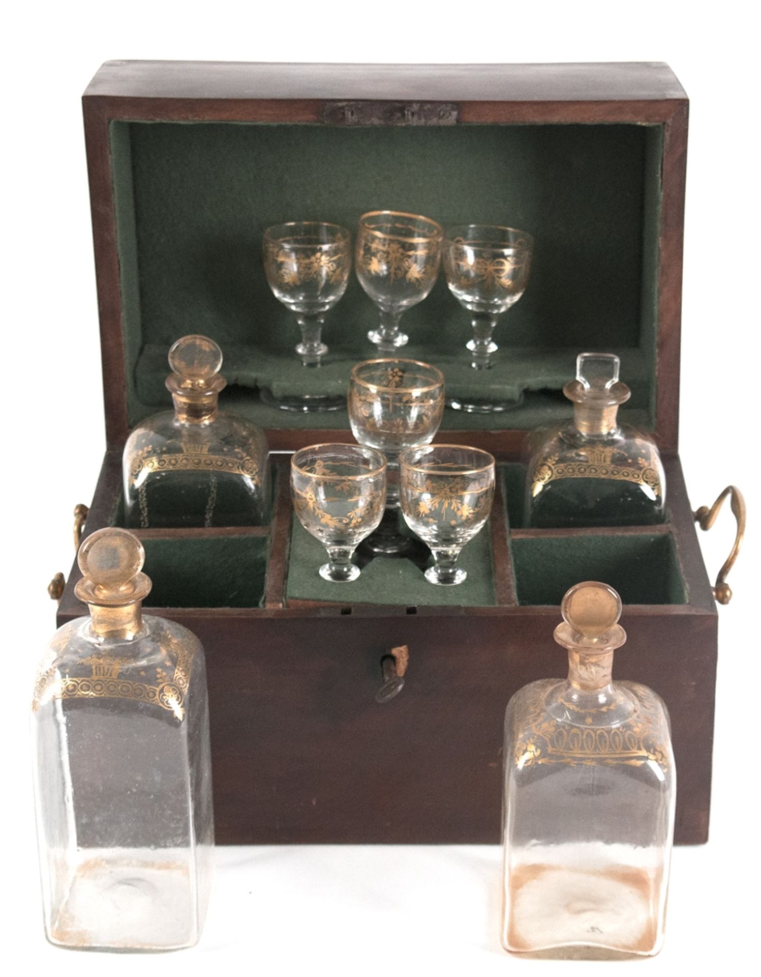 Reisebar/ Advokatenbar, um 1860, mit 4 Originalflaschen, quadratische Form mit Goldverzierung, dazu
