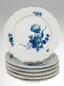 6 Kuchenteller, Royal Copenhagen, Blaue Blume, geschweifter Rand, 2. Wahl, Dm. 17 cm