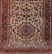 Alter Isfahan, feine Knüpfung, hellgrundig mit floralem Muster, 300x200 cm