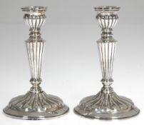 Paar Kerzenleuchter, Silber (geprüft), undeutl. punziert, runder beschwerter Stand und Tülle godron