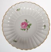 Meissen-Schale, Rote Rose, gewellte Wandung mit Goldrand, H. 5 cm, Dm. 22,5 cm