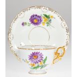 Meissen-Tasse mit UT, Biedermeierform mit Bordüre, Bunte Blume 2, Goldrand, 1. Wahl