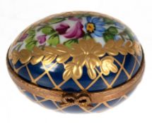 Eidose, Limoges, polychrome Blumenmalerei und Goldstaffage auf blauem Fond, Messingmontierung, unte