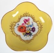 Meissen-Schälchen mit gewelltem Rand,  gelber Fond, im Spiegel goldgerahmtes Medaillon mit Blumenbu