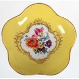 Meissen-Schälchen mit gewelltem Rand, gelber Fond, im Spiegel goldgerahmtes Medaillon mit Blumenbu