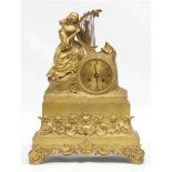 Pendule um 1840, Harfe spielende Dame, Bronze, vergoldet, Fadenaufhängung, Halbstundenschlag auf Gl