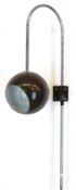 Design-Wandlampe, 1970er Jahre, verchromter Arm, kugelförmiger Schirm aus Eisen, braun gefaßt, H. 8