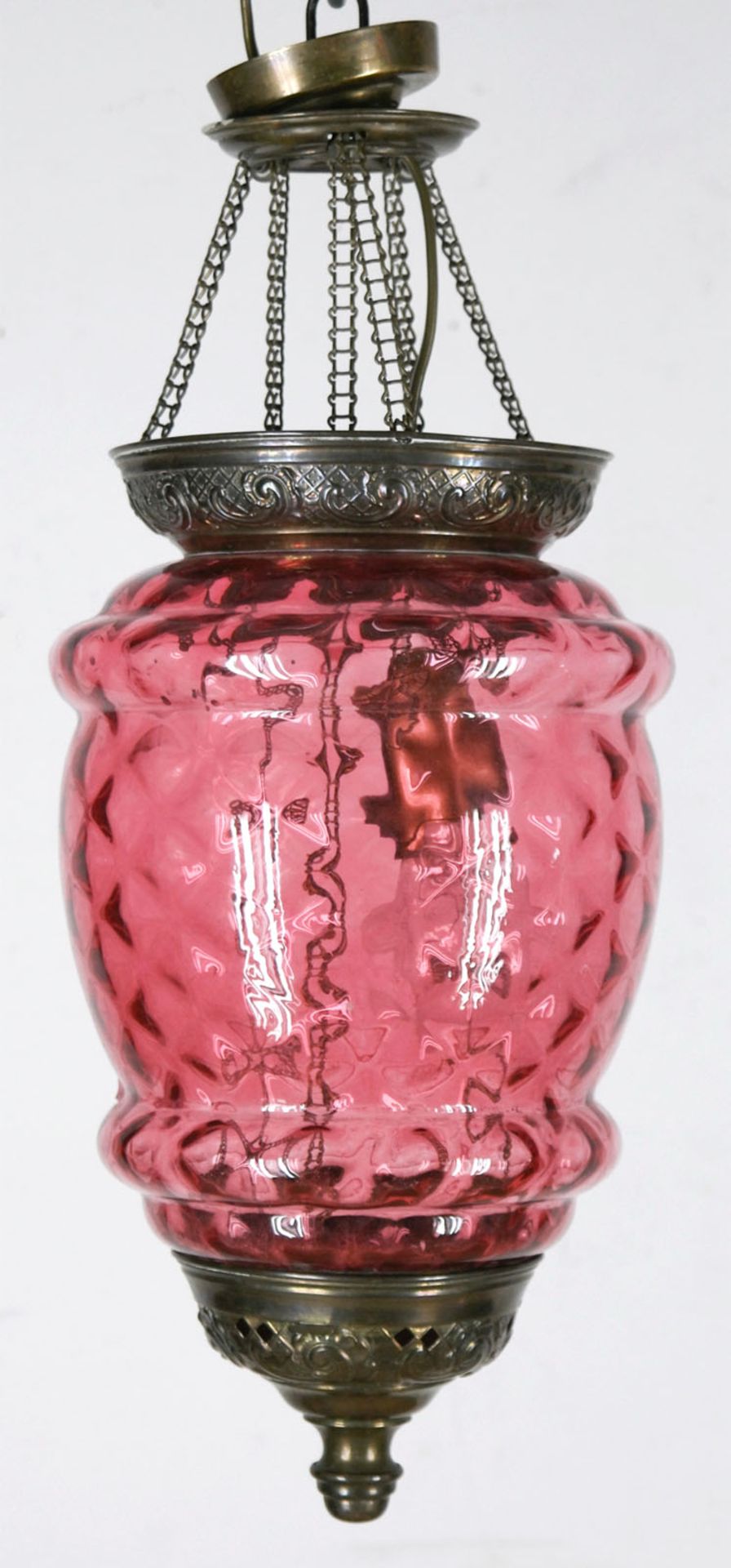 Biedermeier-Ampel, an Ketten hängender strukturierter, roter Glaskorpus mit reliefierter Messingmon