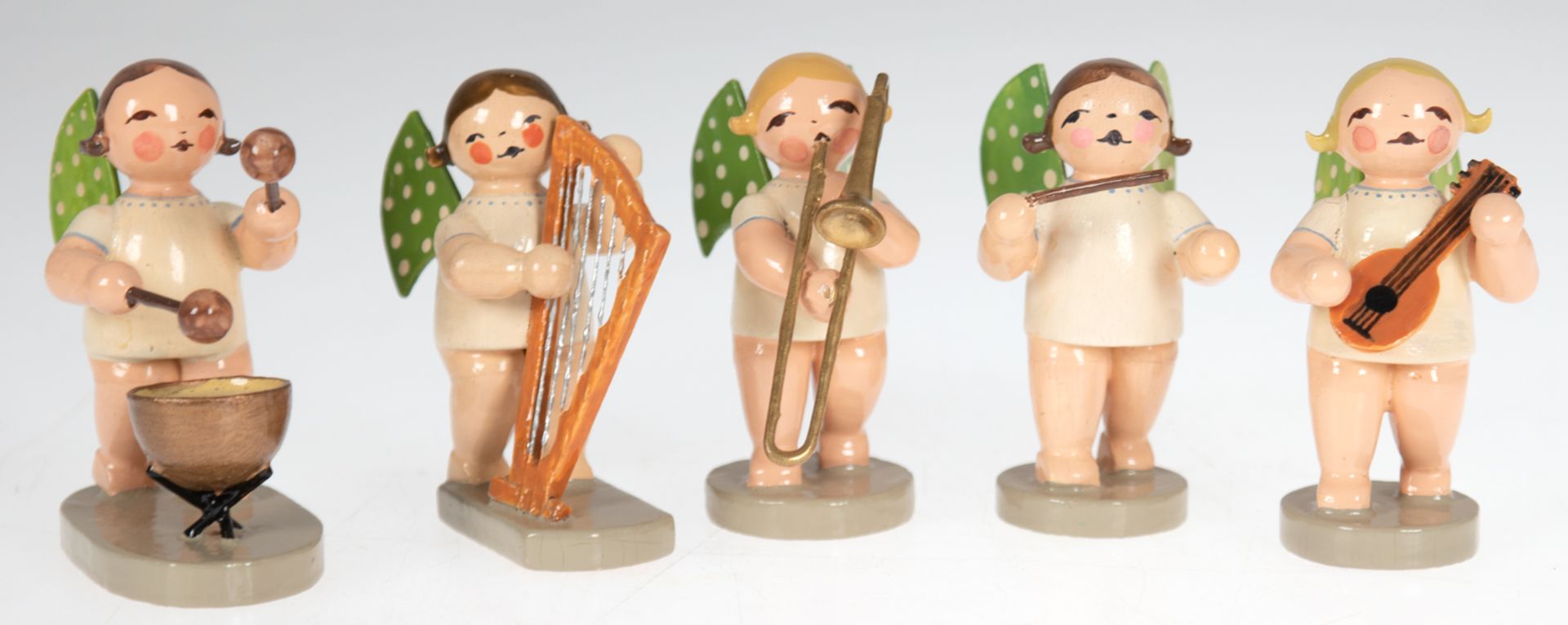5 Grünhainicher Engel mit Musikinstrumenten um 1920/30, dabei mit Harfe, mit Trommel, mit Posaune, 