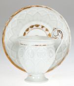 Meissen-Tasse mit UT, Anf. 19. Jh., weiß mit ornamentalem Reliefdekor und Goldrändern, Glockenform 