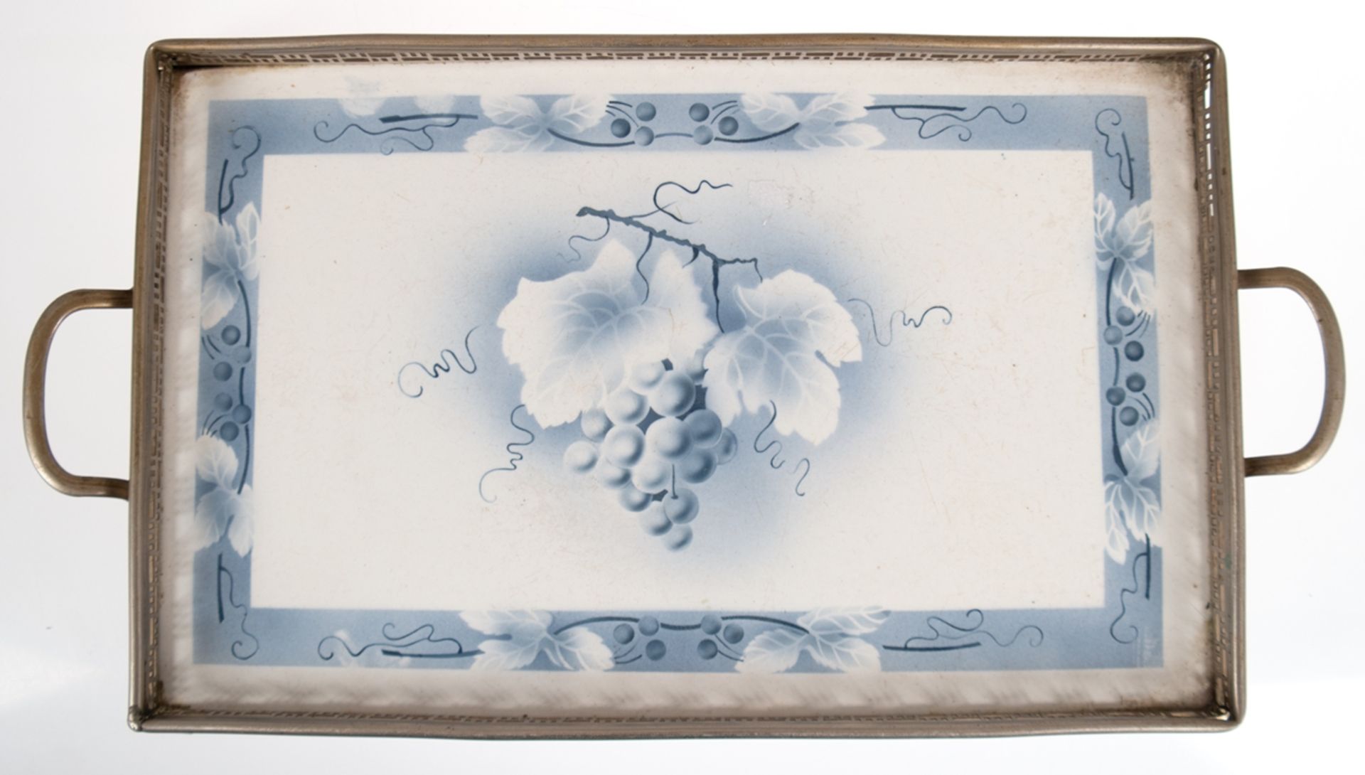 Tablett, Anfang 20. Jh., Keramikplatte mit Weintraubendekor in Blaudruck, Metallmontierung mit 2 se