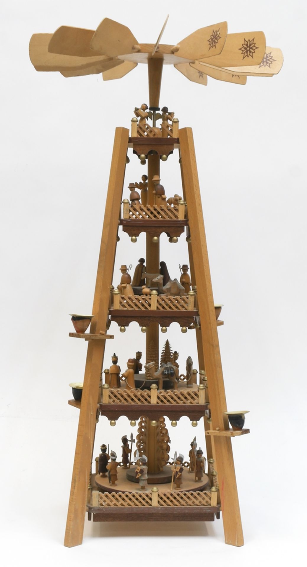 Weihnachts-Pyramide, 4-stöckig, mit 4 Kerzen, teilweise rep., Gebrauchspuren, H. 72 cm