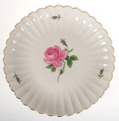 Meissen-Platte, Rote Rose, gewellte Wandung mit Goldrand, 1. Wahl, Dm. 28 cm