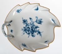 Meissen-Blattschale mit Asthenkel, um 1900, Blaue Blume mit Insekten, Goldrand, 1. Wahl, L. 22 cm