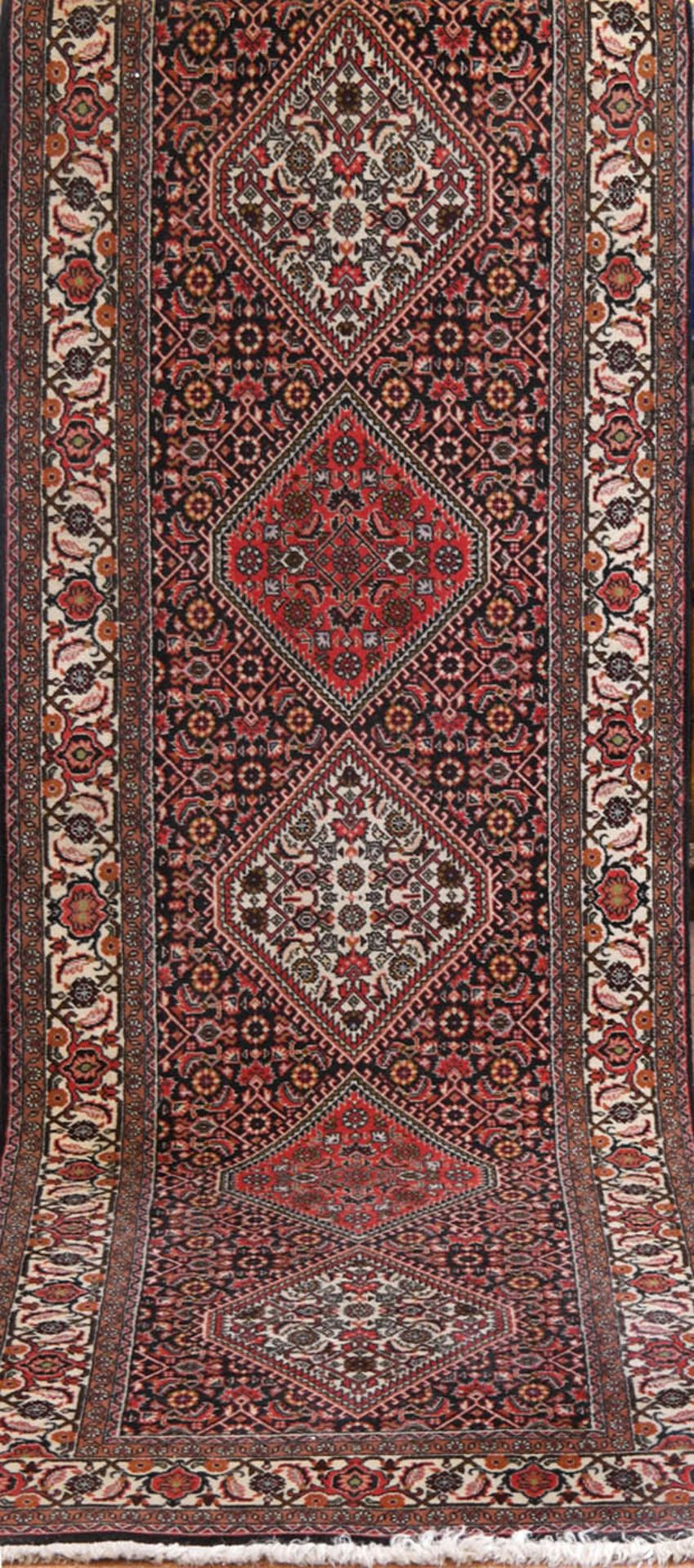 Galerie, Bidjar, Persien, dunkelgrundig mit Rautendekor und floralem Muster, 284x83 cm