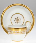 Tasse mit UT, um 1830, Fürstenberg, breite Goldränder und florale Goldbordüre, H. 7,5 cm