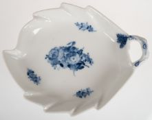 Blattschale, Royal Copenhagen, Blaue Blume, Nr. 8002, reliefierter Flechtrand, 23x18 cm