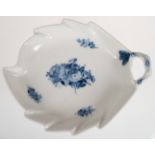 Blattschale, Royal Copenhagen, Blaue Blume, Nr. 8002, reliefierter Flechtrand, 23x18 cm