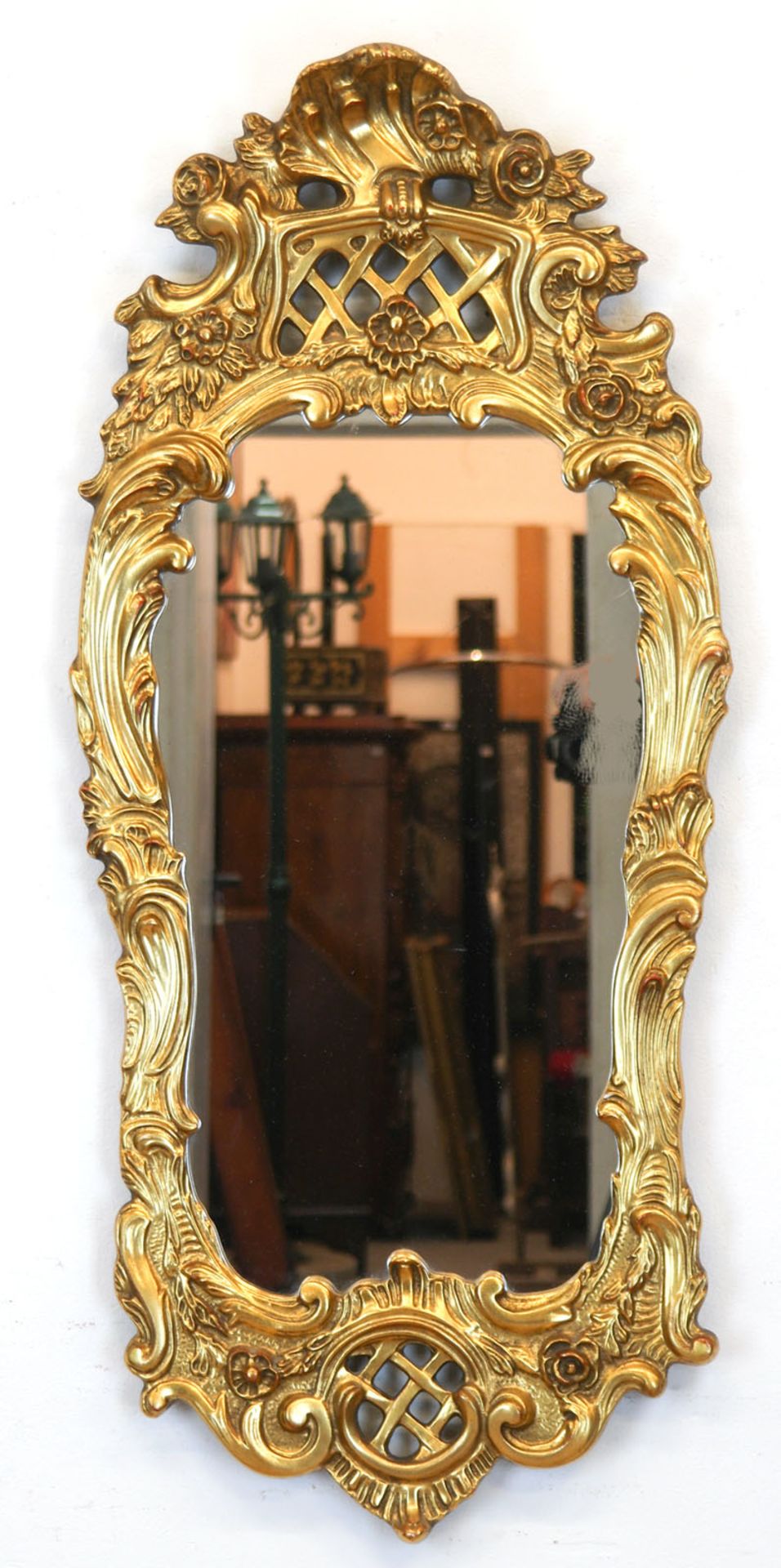 Spiegel im Rokokostil, Holz mit reichen Stuckverzierungen, vergoldet, 103x47x7 cm
