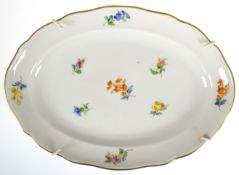 Meissen-Platte, oval, Streublümchen mit Goldrand, Neuer Ausschnitt, 2 Schleifstriche, 22,5x16 cm