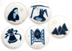 5 KPM Weihnachtsteller, begrenzte Auflage der Jahre 1982, 1985, 1986, 1988 und 1990, mit blau- und 