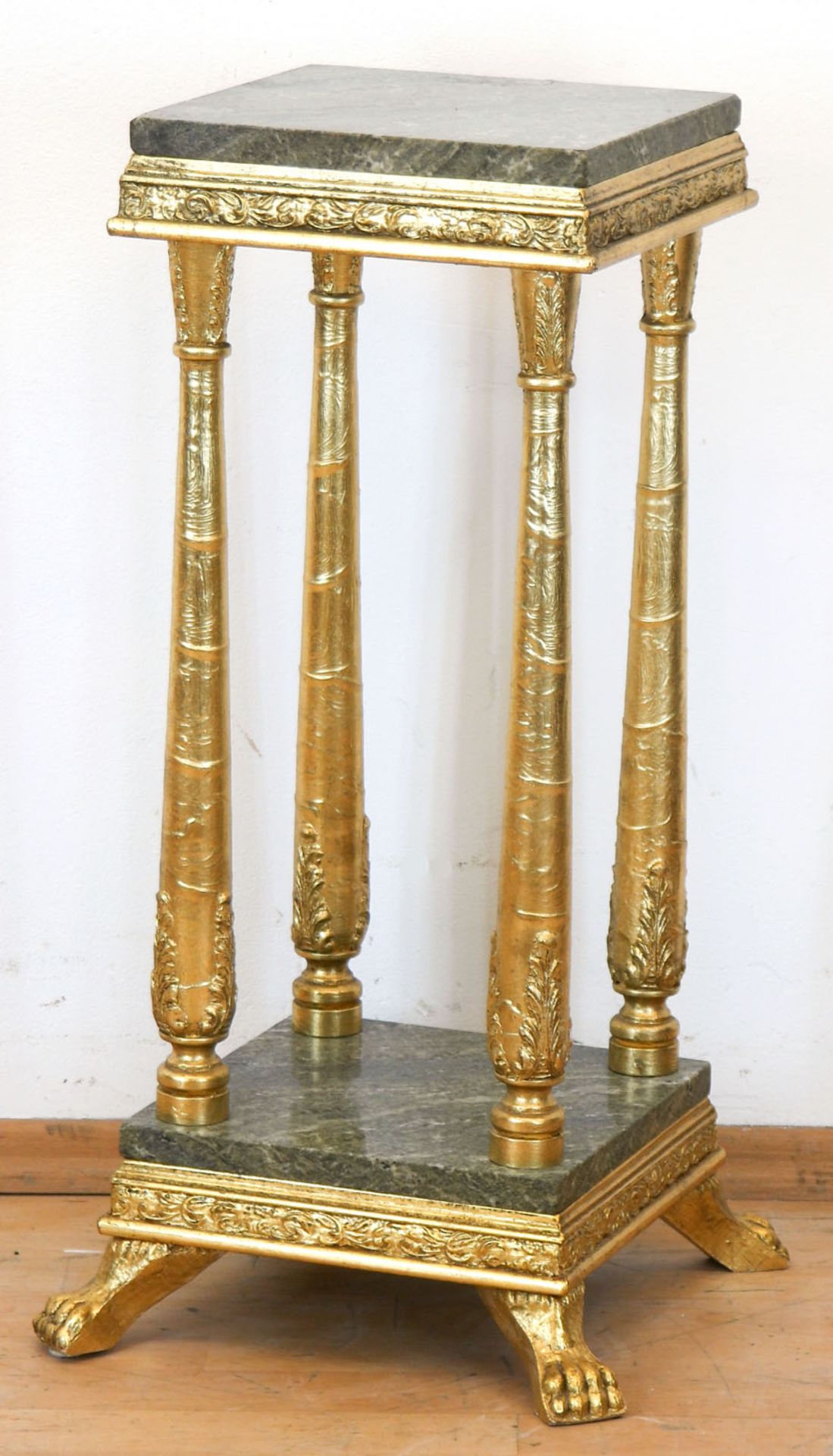 Lampentisch im Louis-Seize-Stil, Holz, vergoldet, Marmorplatte als Deck- und Fußplatte, 66x25x25 cm