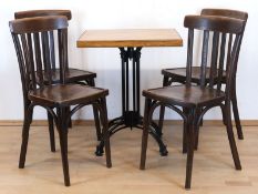 Tisch mit 4 Bugholzstühlen, um 1960, Tisch mit Fußgestell aus Eisenguß, quadratische Holzplatte, 74