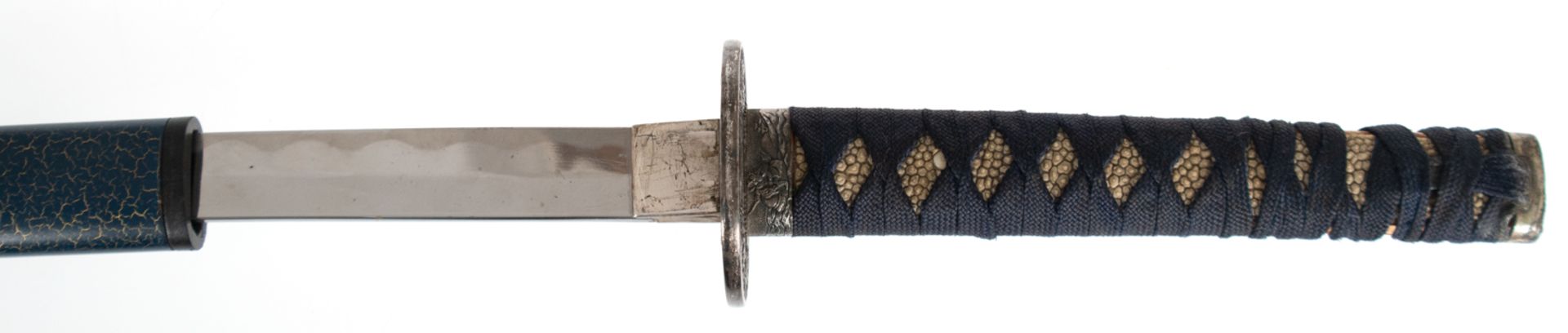 Samuraischwert, Griff mit Rochenhaut, Stahlklinge mit leichten Korrosionsspuren, blaue Metallscheid