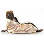 Bronze-Figur "Sitzende junge Frau ", Gewand aufklappbar, dann ist Dame im Negligee, Nachguß 20.Jh.