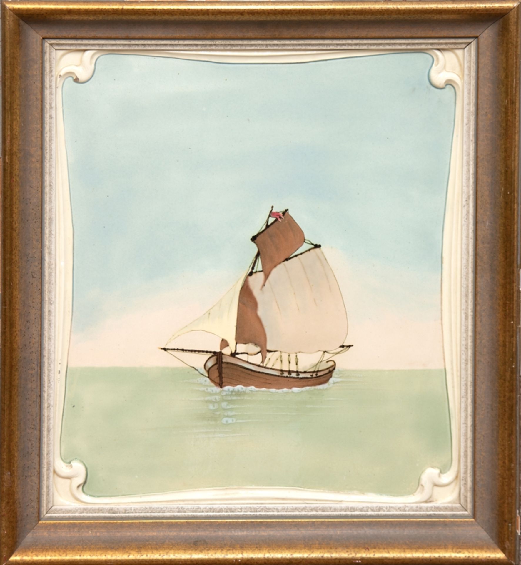 Jugendstil-Wandplatte "Segelboot auf ruhiger See", Keramik, bemalt und glasiert, geschwweifter Reli