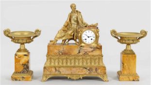 Empire-Uhrengruppe, Frankreich um 1830, 3-teilig, Pendule und Paar Ziervasen, vergoldete Bronze und