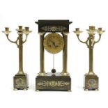 Uhrengarnitur, um 1820, 3-teilig, Messinggehäuse, kannelierte Vollsäulen, Bronzeapplikationen, sign