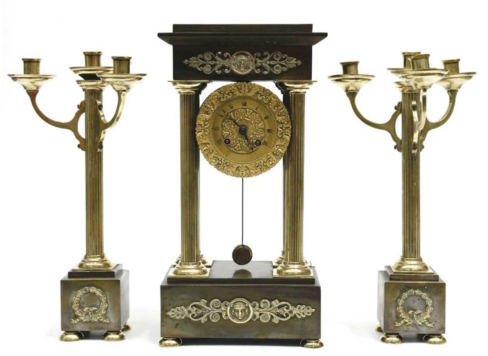 Uhrengarnitur, um 1820, 3-teilig, Messinggehäuse, kannelierte Vollsäulen, Bronzeapplikationen, sign