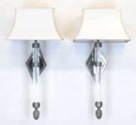 Paar Wandlampen, 1-flammig, rautenförmige Wandhalterungen aus Metall, Schaft aus Acrylglas mit Zapf