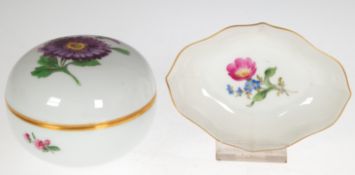 2 Meissen-Teile, dabei Schälchen, vierpaßförmig, Bunte Blume 2 mit Goldrand, 2. Wahl, L. 10,5 cm un