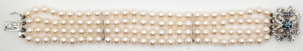 Perlenarmband, 4-reihig, Perlen Dm. 6 mm, 750er WG-Schließe besetzt mit 11 Saphiren, L. 21 cm
