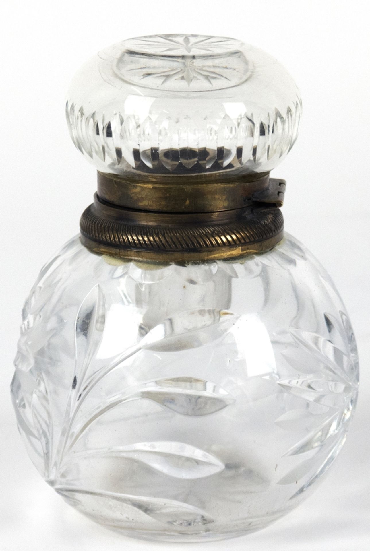 Flakon, um 1920, kugelförmiger Kristallkorpus mit Floralschliff und Messingmontierung, eingepaßtes 