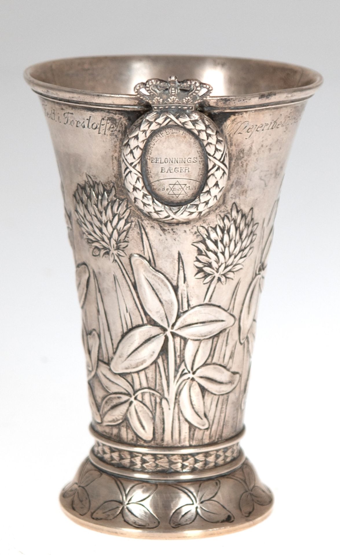 Belohnungsbecher, Judaika, Dänemark 1927, Silber, punziert, 143 g, umlaufend floraler Reliefdekor, 